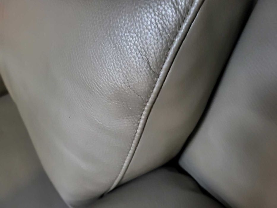 Тъмно сив кожен фотьойл La-z-boy с електрически релаксиращ механизъм