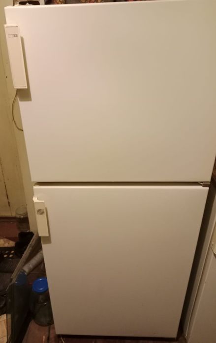 Продам холодильник с морозильной камерой