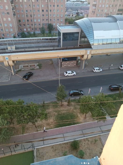 Oqiydigan va ishliydigan o'g'il bolalarni sheriklikga qoyamiz