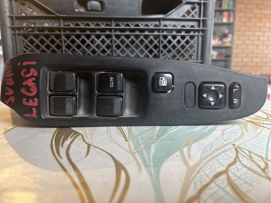 Кнопки стеклоподьемников Субару Легаси