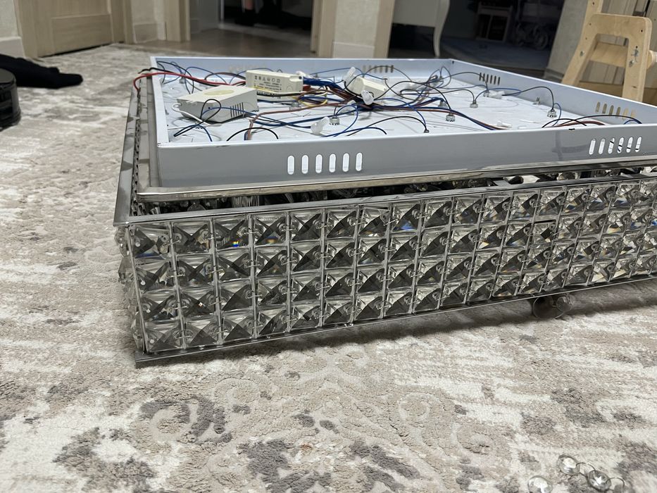 Продам большую люстру