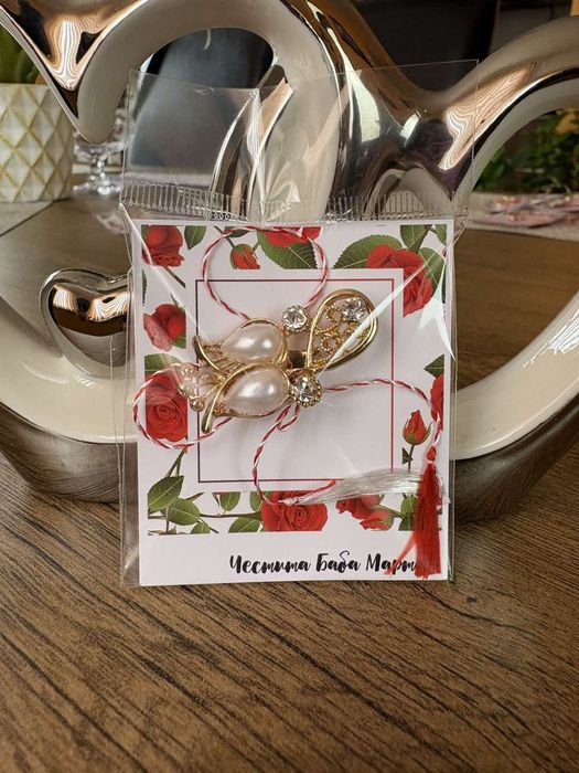 Мартеници брошки