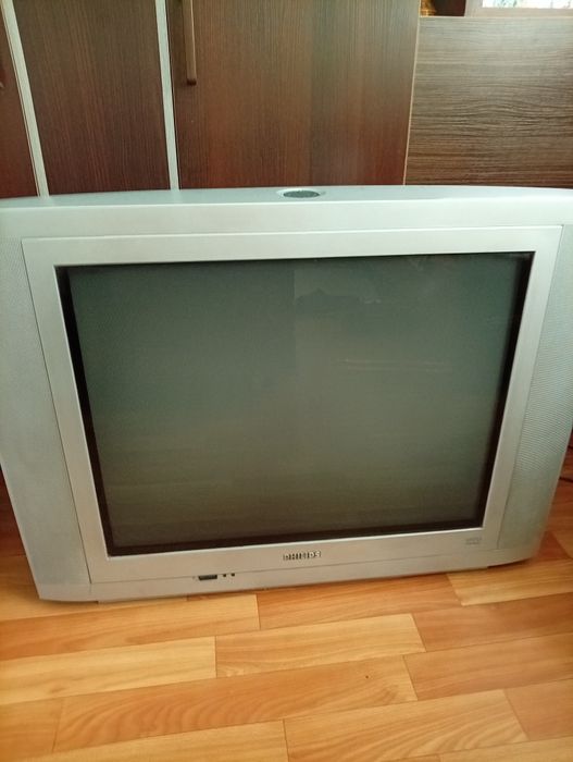 Продам телевизор на запчасти