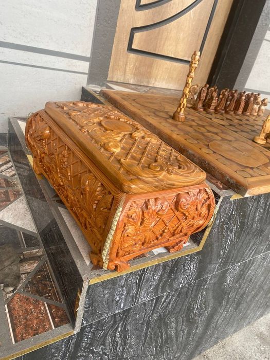 Qol mehnati yogoch shahmat stoli