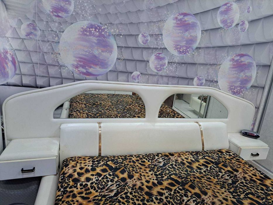 Бяла кожена спалня с матрак