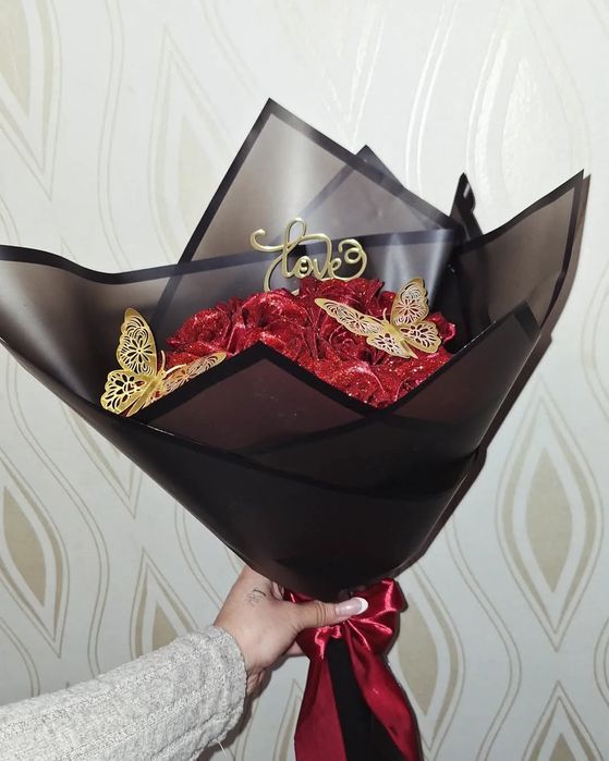 Блестящ букет от 15бр сатенени рози