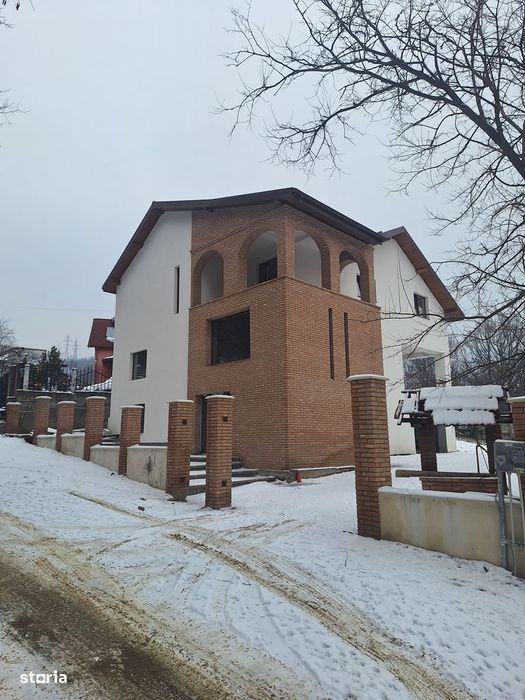 Casă deosebită Bujoreni