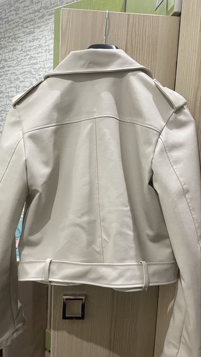 Беживая коженная куртка