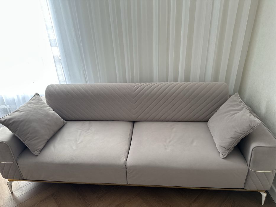 Диван для гостинной с двумя креслами