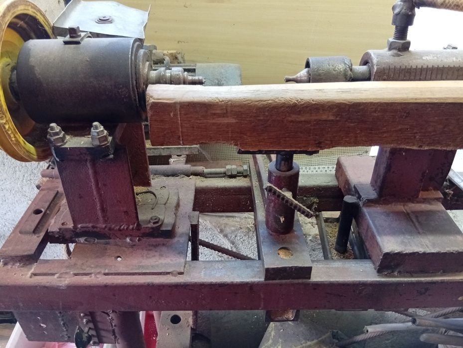 Струг за изработка на дървени крака за маси,спални-дръжки от дърво