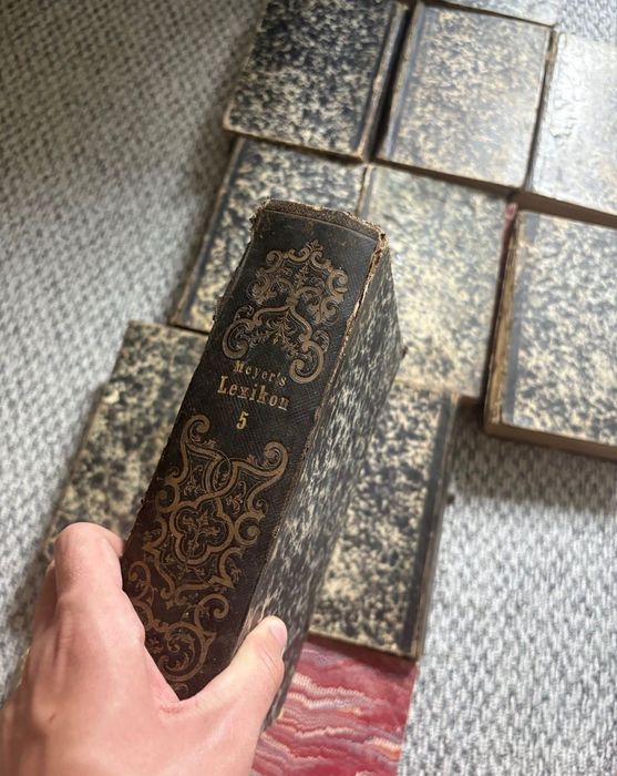 Lot cărți vechi, tablouri, mașină de scris funcțională