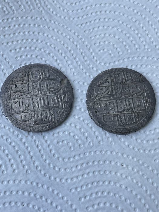 Doua monede vechi de argint