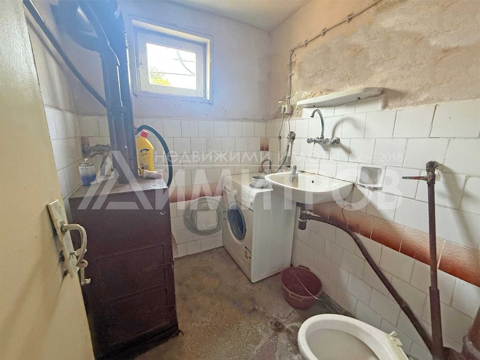 Продава триетажна вила с хубав, равен двор от 825 кв.м в с. Златна нива, обл. Шумен