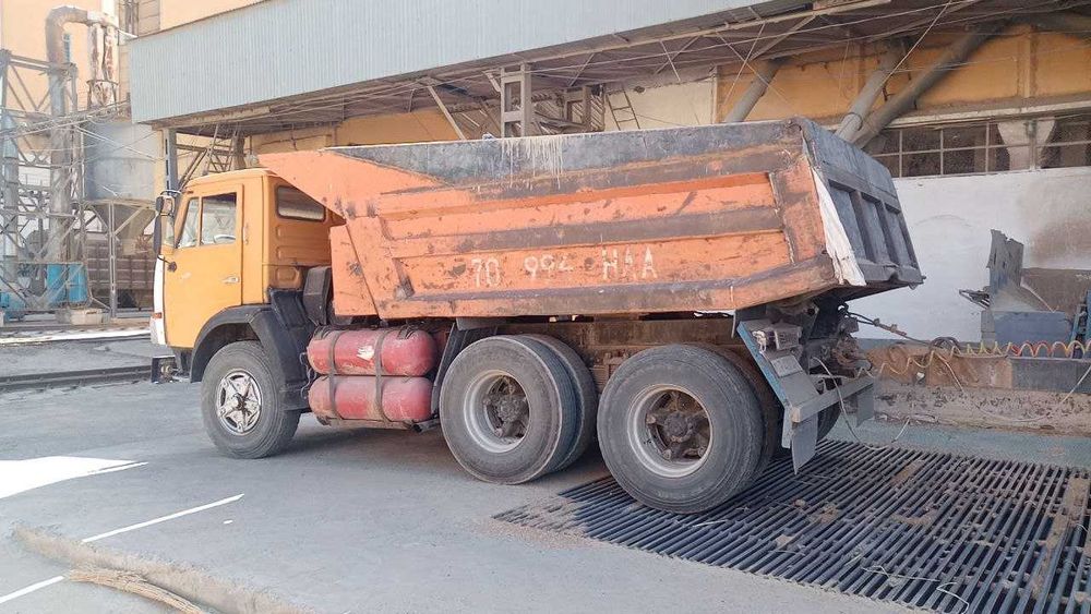 Камаз сотилади. Ишлаб чикарилган йили 1985 й.