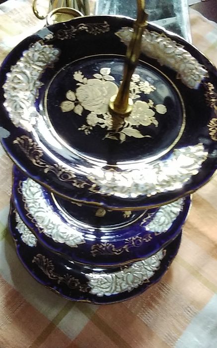 Фруктовница  ,конфетница , золотые  бокалы    с фарфоровыми  ложками.