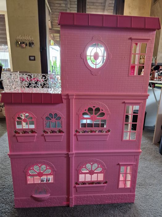 Casa Barbie mare cu 11 papusi si accesorii