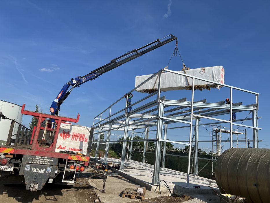 Camion cu macara de închiriat