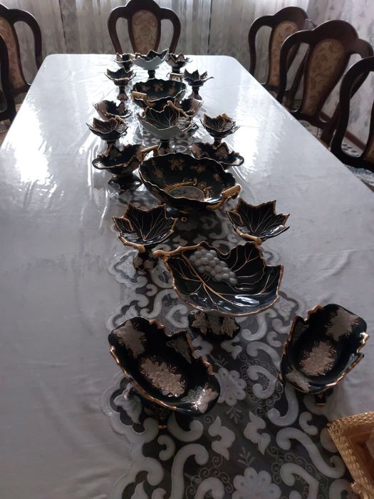 Toza xrustal chinni,qorasi stol ustida hammasi,oqi yerda 2 tadan