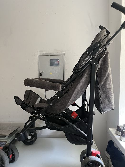 Прогулочна коляска