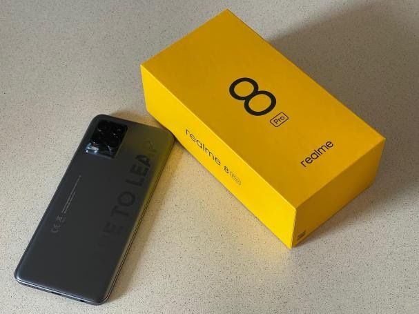 Vând Realme 8 PRO  și husă Samsung