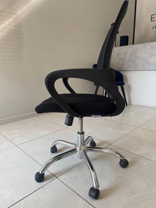 Продаётся офисное кресло на колёсах