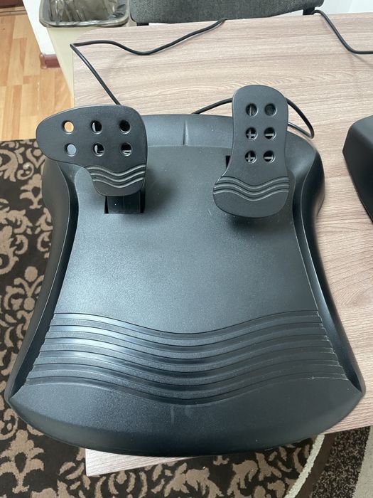 Игровой руль  подходит на все игры