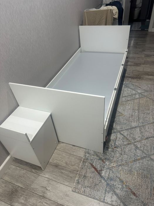 Продам кровать с тумбой