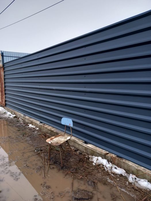 Construim garduri si porti din panouri stil jaluzele, sipca metalica, tabla cutata, plasa bordurata si BCA