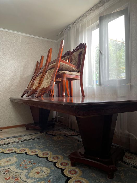 Обеденный стол и стулья