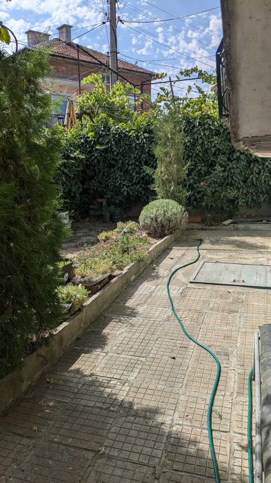 Етаж от къща продавам.