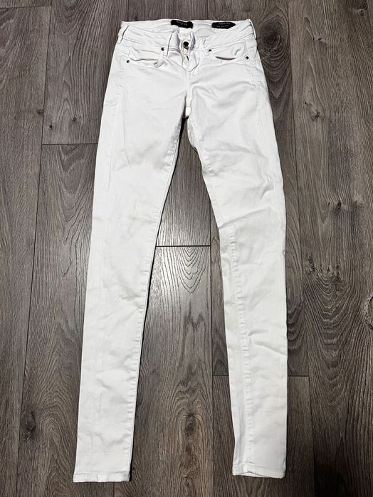 Дамски бели дънки GUESS – Jegging Ultra Skinny Low