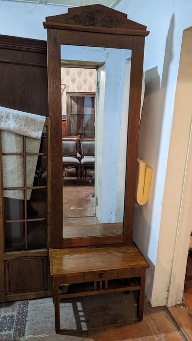 Старинное антикварное дамское бюро с подсвечниками после реставрации.