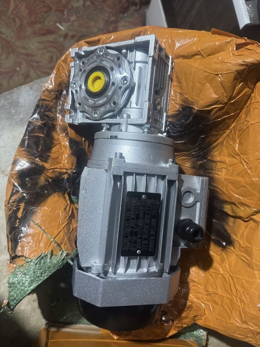 Электродвигатель с червячным редуктором