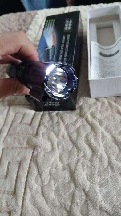 Lanterna  cu electrosoc si laser