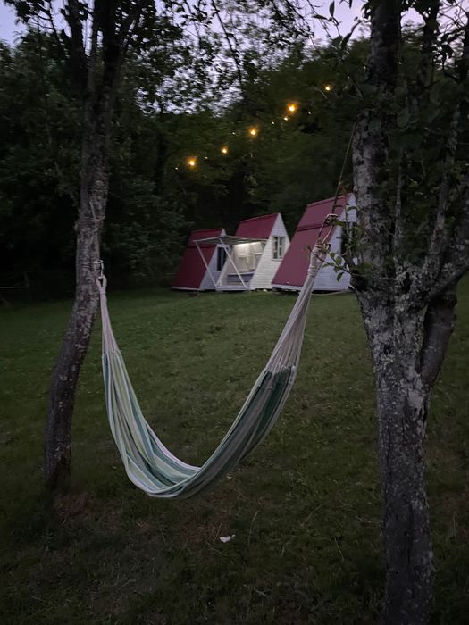 P. Fizică închiriez casă+curte pentru grupuri pe termen scurt.