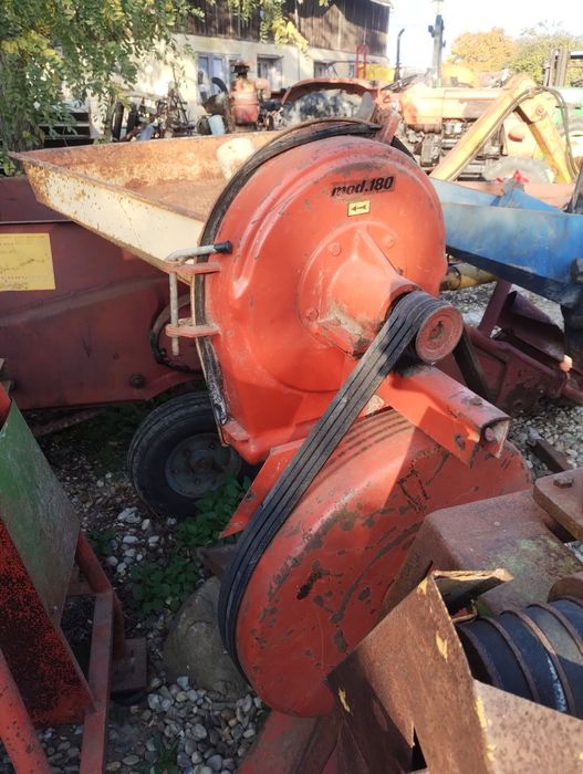 Moara pentru tractor