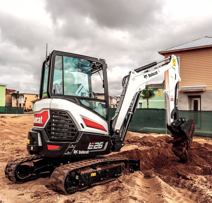 Inchiriez miniexcavator bobcat cu picon
