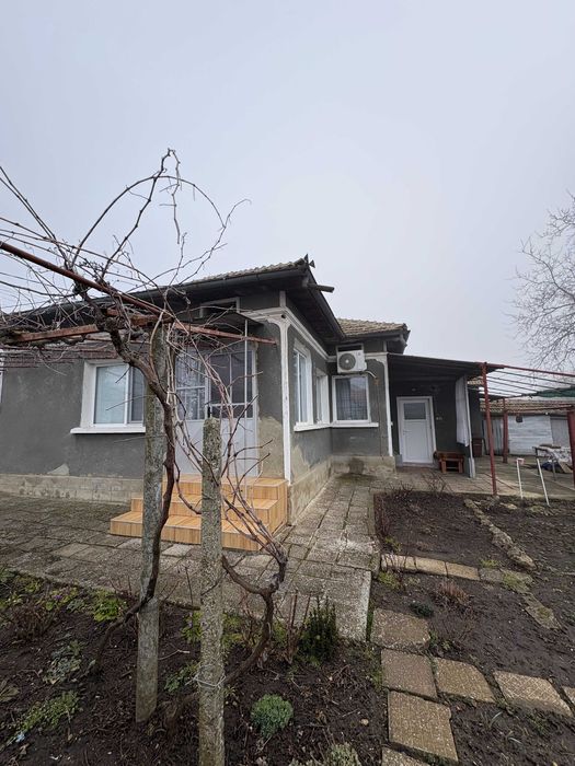 Продавам къща с двор - Генерал Тошево