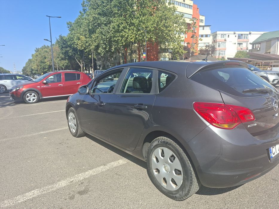 Vând Opel astra j 1.6 Benzină