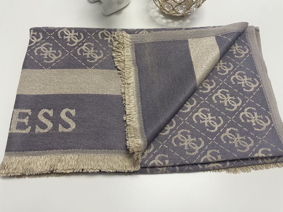 Eșarfa dama Guess