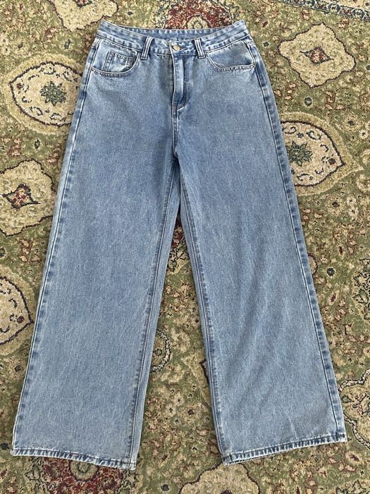 Синие широкие джинсы