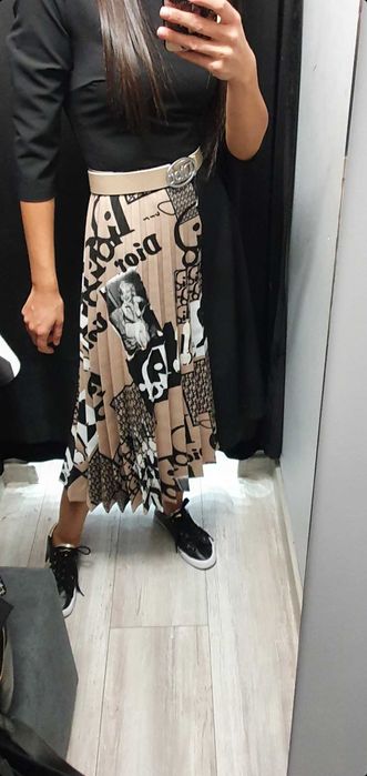 Рокля с принт и плисета нова с етикет