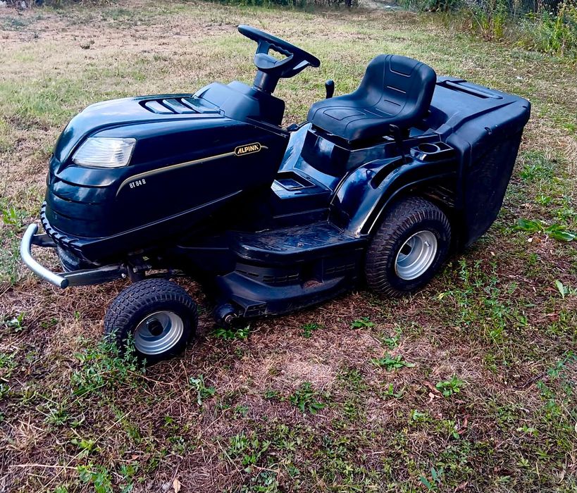 Tractoras   de tuns iarbă și gazon