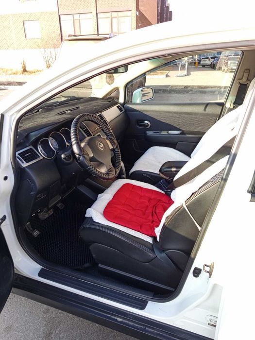 Nissan tiida машина