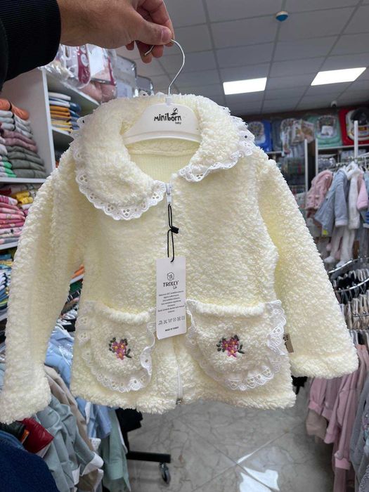 Пухкаво детско яке с дантелени джобчета и бродерия