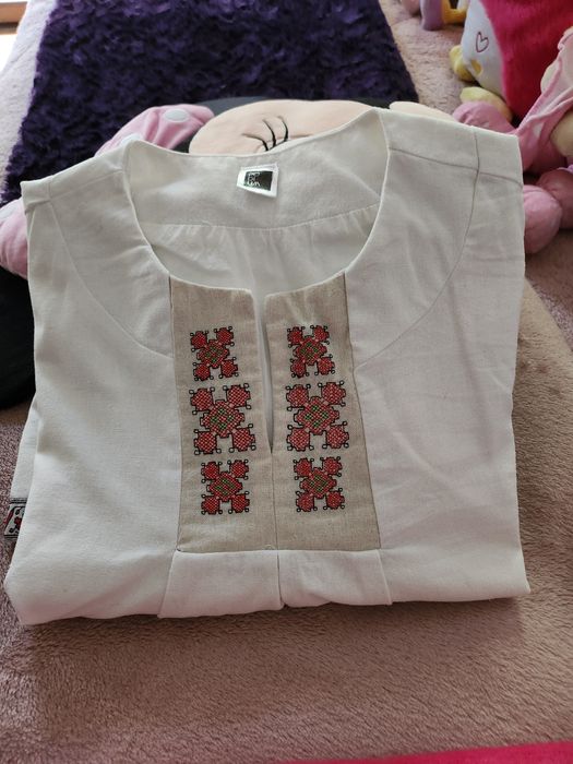 Ленена рокля с народна бродерия и бижюта към нея.