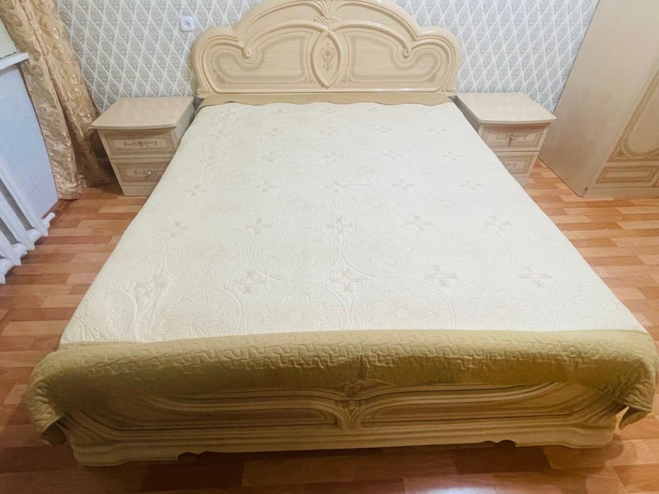 Продаю шкаф, тумбочку, кровать.