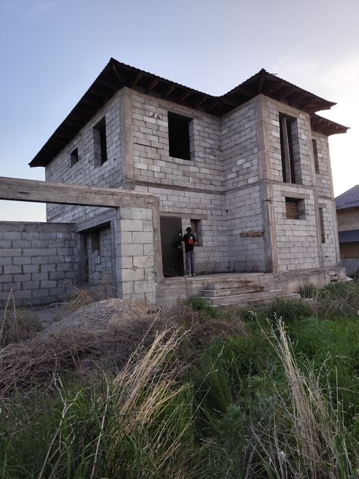 Дом недостроенный с участком продам