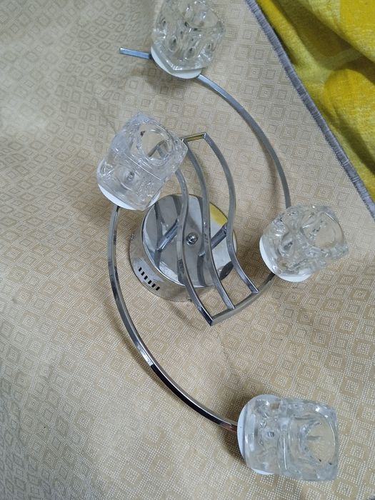 Люстра стеклянная четаре флакона , четыре люстры ,из них три одинаковы