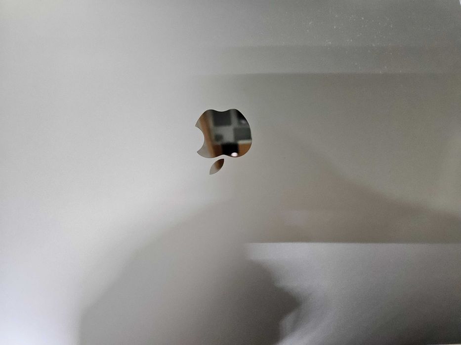 Macbook Pro i5 256 Gb Model 2018 fara conturi parole etc...